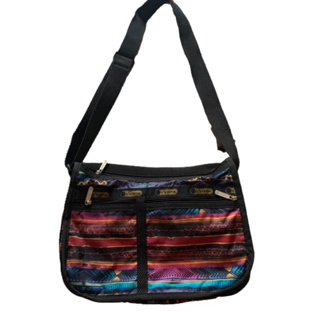 Lesportsac Deluxe Expandable Crossbody Bag. This bag is in excellent condition